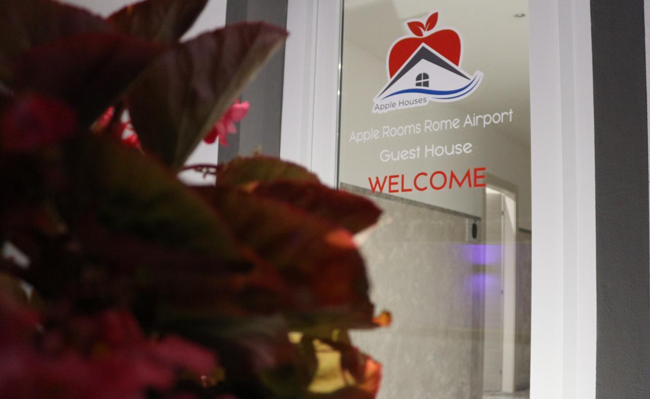 Apple Rooms Rome Airport Fiumicino Kültér fotó The entrance to the airport's guest house