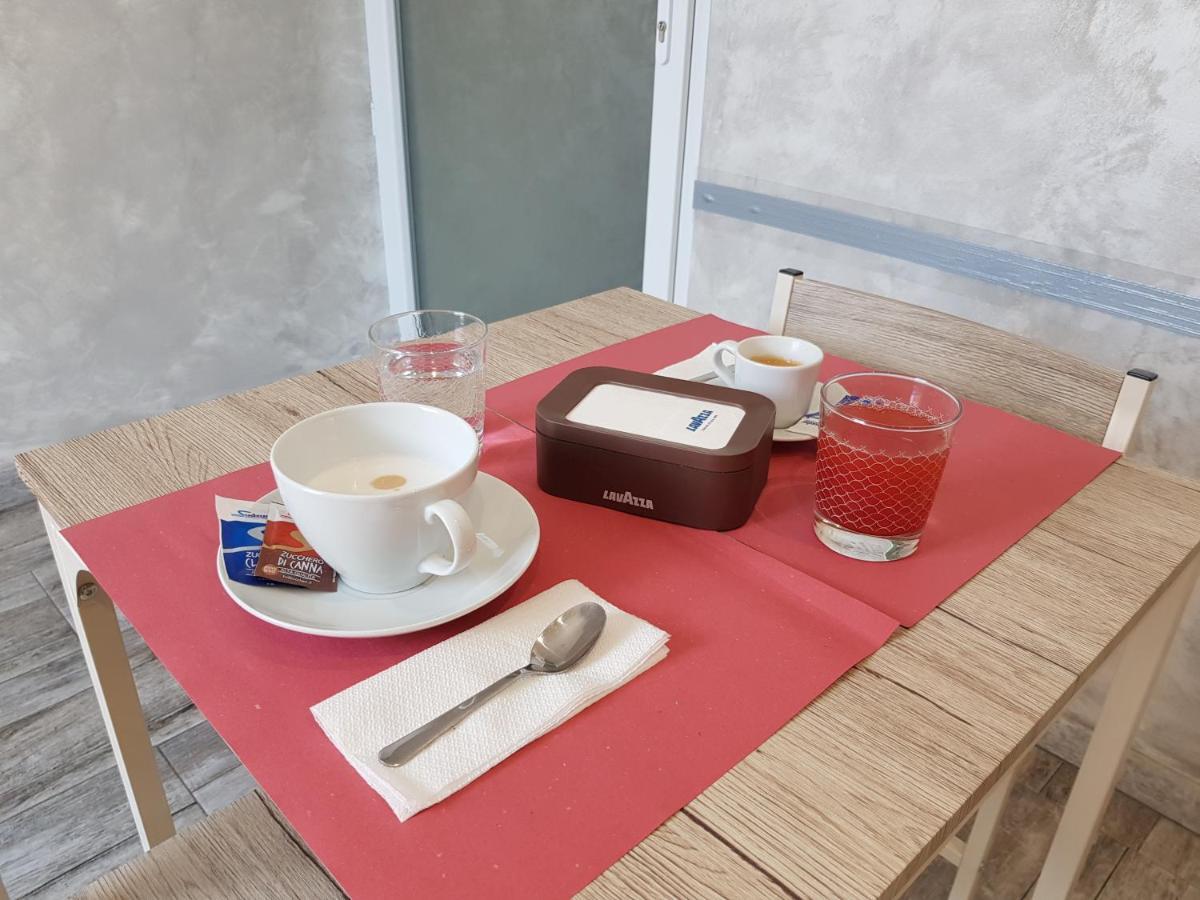 Apple Rooms Rome Airport Fiumicino Kültér fotó A typical Italian breakfast