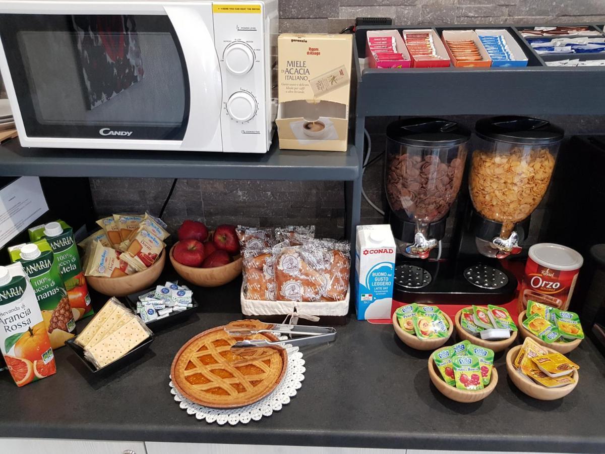 Apple Rooms Rome Airport Fiumicino Kültér fotó A typical breakfast buffet