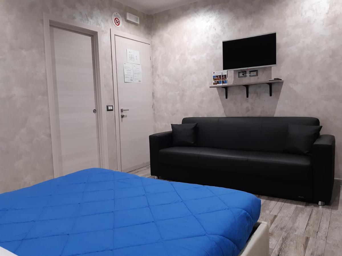Apple Rooms Rome Airport Fiumicino Kültér fotó A room at the station